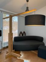 Große, top-moderne Stehlampe mit Holzfuß, schwarzer Lampenschirm München - Schwanthalerhöhe Vorschau