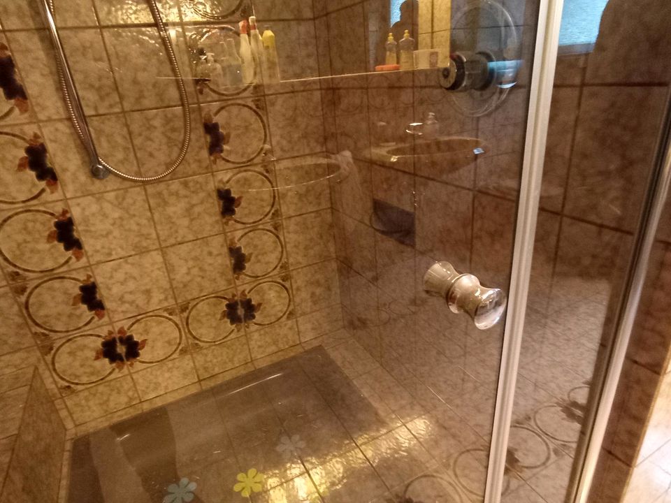 Hochwertige Echtglas Duschabtrennung neuwertig in Petersberg
