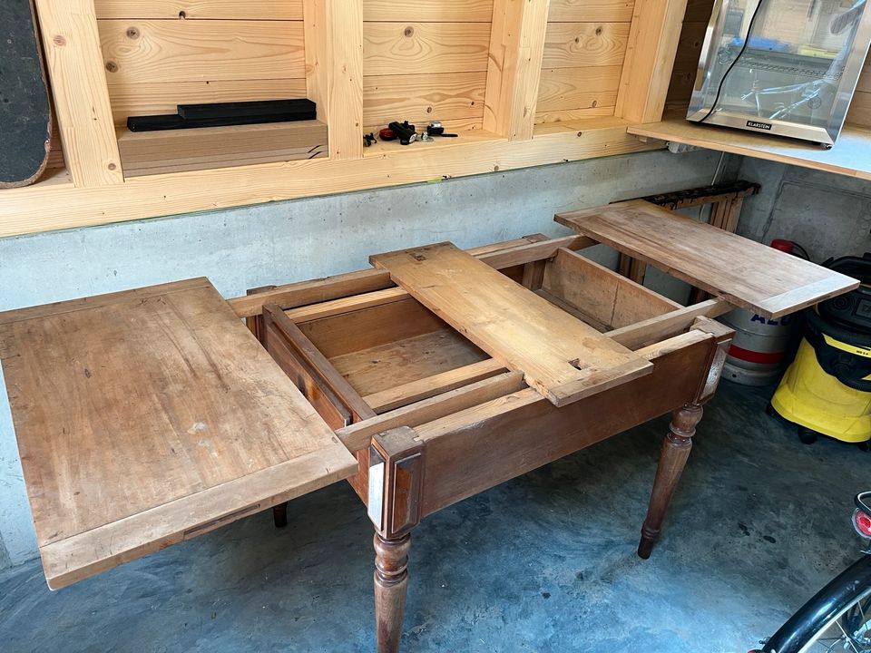 Antiker Tisch, ausziehbar in Ravensburg