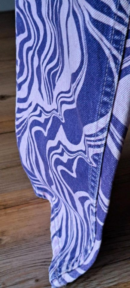 Zara Straight-Jeans Zebra Muster Farbe lila flieder Gr XS/34 in Langenfeld