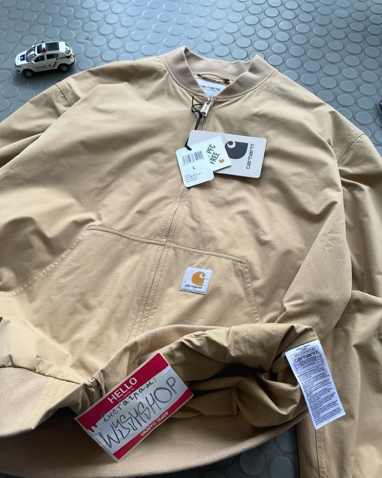 Carhartt active bomber in München