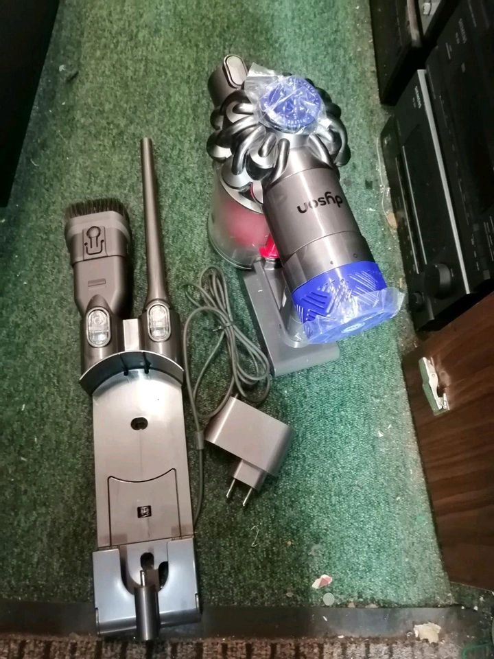 DYSON V6 Fluffy, Akku-Staubsauger mit 2 NEUEN Filtern +Zubehör!!! in Berlin