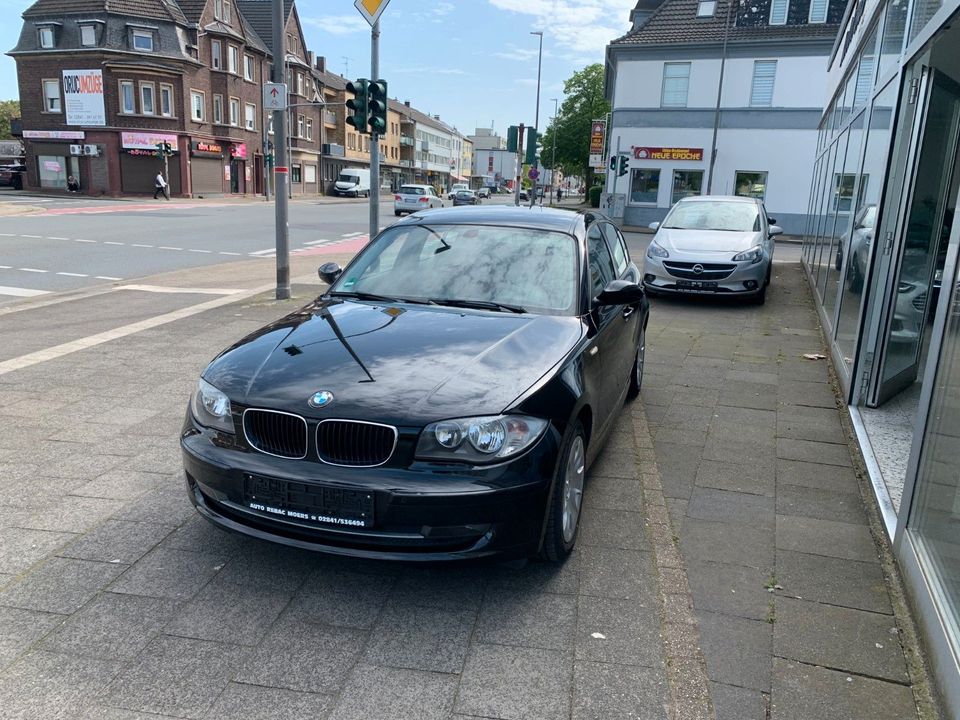 BMW 118 Baureihe 1 Lim. 118i    AUTOMATIC in Moers