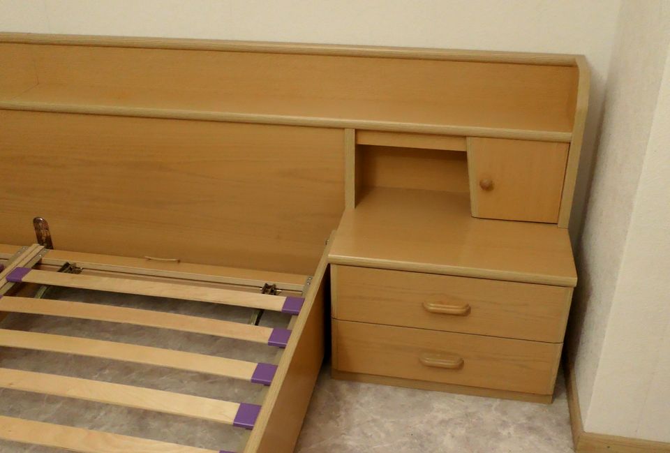 Möbel, Schlafzimmer, Kleiderschrank, Kommode, Bett in Ellefeld