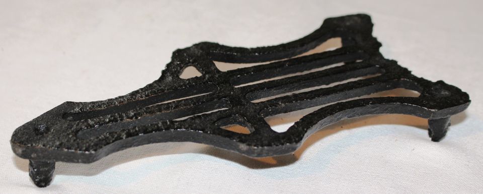 Antikes Kohlebügeleisen aus Gusseisen mit Hahn-Verschluss in Edemissen