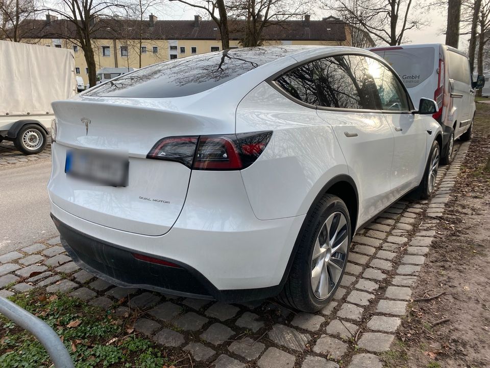 Tesla Model Y Long Range Dual Motor AWD nur 4500 km NEUWERTIG in München