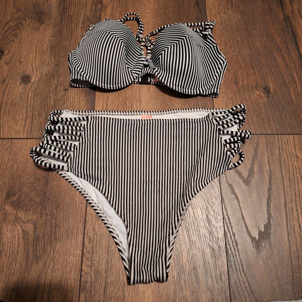 Hunkemöller Bikini gestreift XL in Bottrop