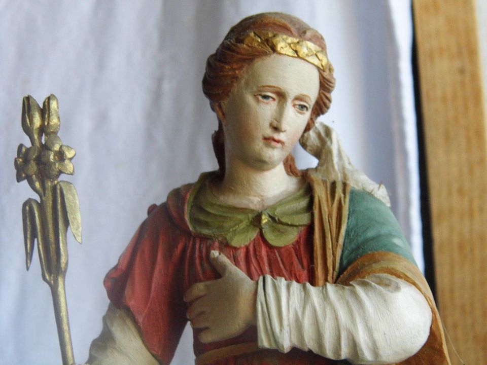 Handgeschnitzte Figuren Madonna und Bäckerjunge in Wiebelsheim