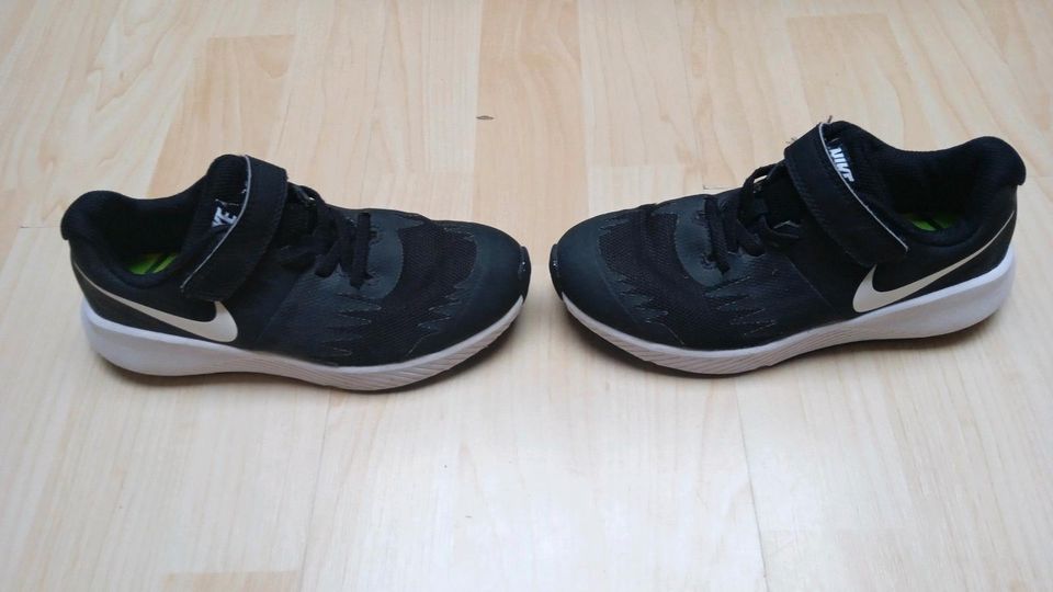 Schwarz weiße Kinder Nike Schuhe! (31,5) in Dorfen