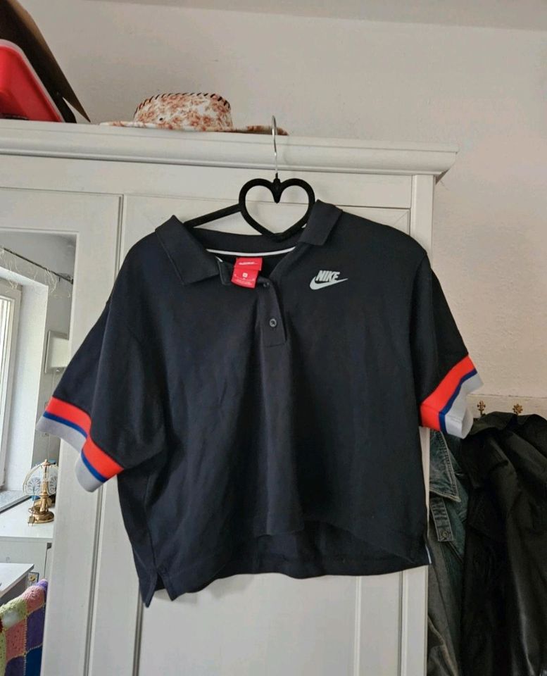 Nike Cropped Polo Shirt! in Rösrath
