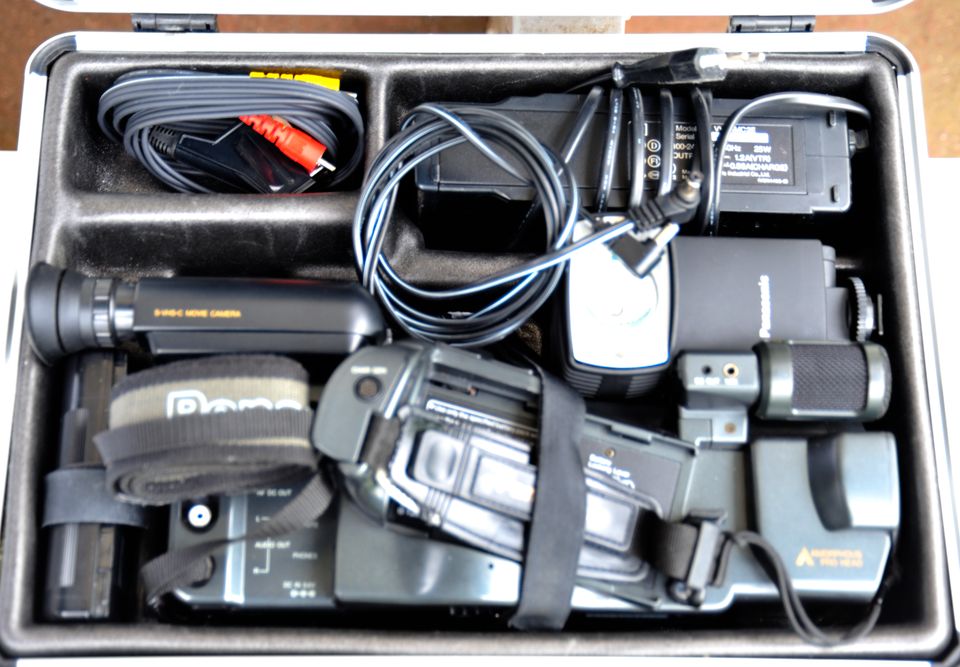 Biete Panasonic S-VHS Compact Movie NV-MS90 + VW-EC310 Editing in Oldenburg