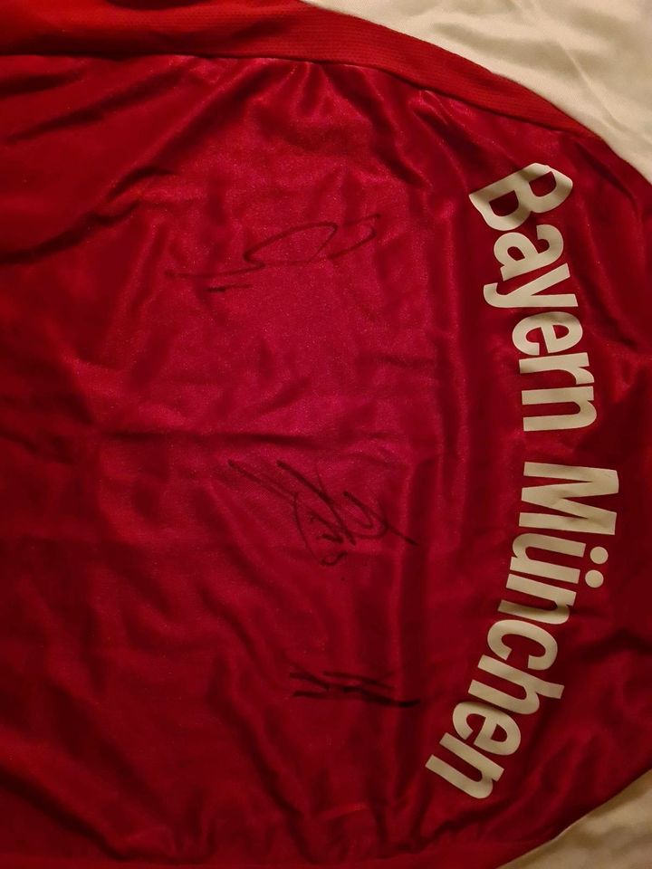 Retro Trikot  FC Bayern mit Autogramm Harry Kane, Dier und Davis in Rettenbach