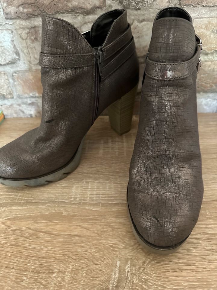 Bugatti High Heels Stiefeletten Gr 40 taupe braun glänzend in Niebüll