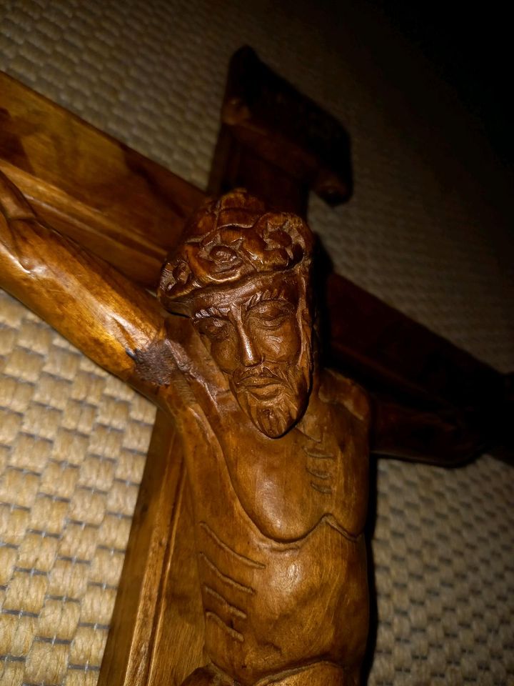 Kruzefix Holzkreuz mit Jesusfigur aus Naturholz handgeschnitzt in Pfreimd
