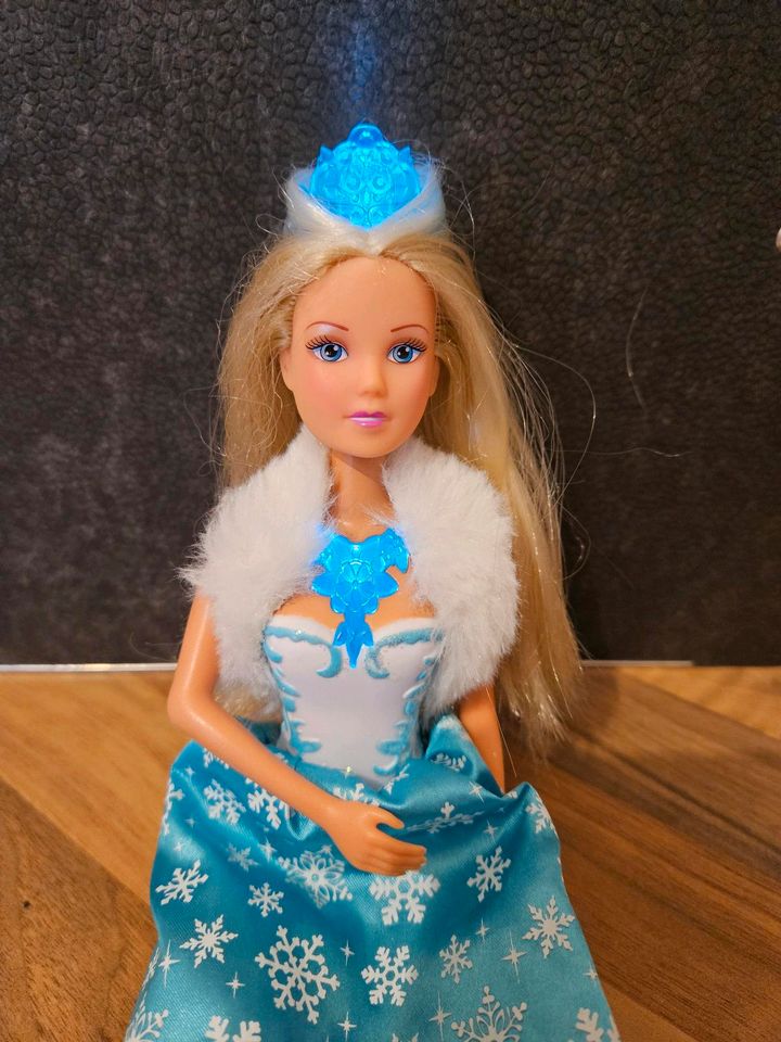 Barbie Steffi Puppe Mädchen Eiskönigin Leuchten in Bad Honnef