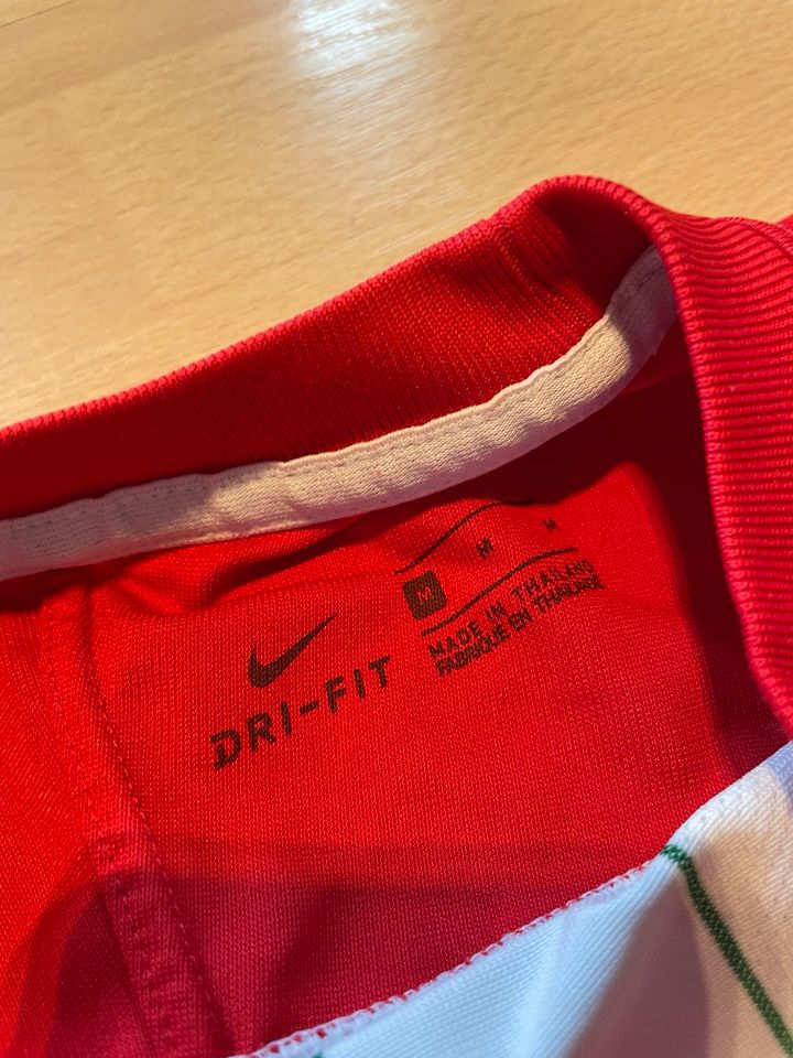 Nike Trikot T Shirt M in Hanau