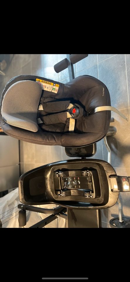 Maxi Cosi mit Isofix Station in Adendorf