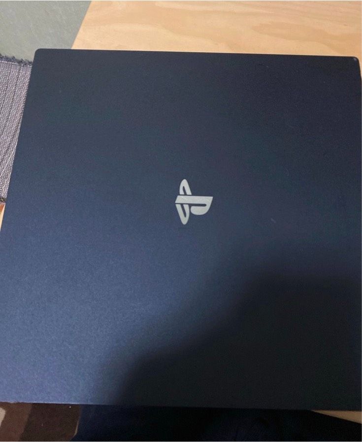 Ps4 pro 1 Tb wie neu mit Kabel und allem+ Controller in Bonn