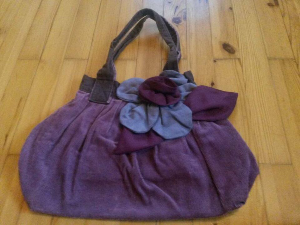 Lila violette selbstgemachte Handtasche mit Blume in Bamberg