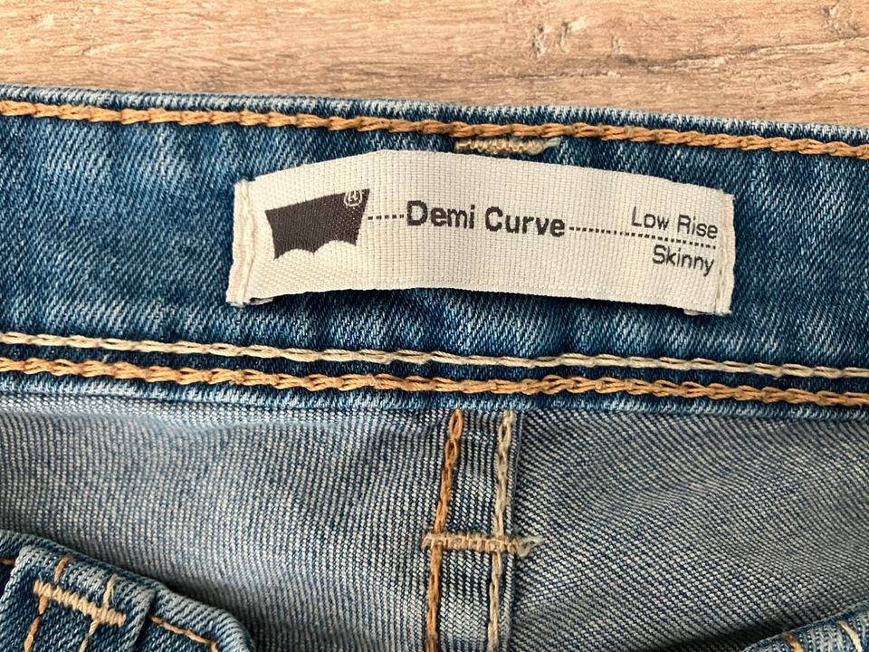 Damen Levi‘s Jeans Gr 27 -Low rise Skinny in Heusweiler