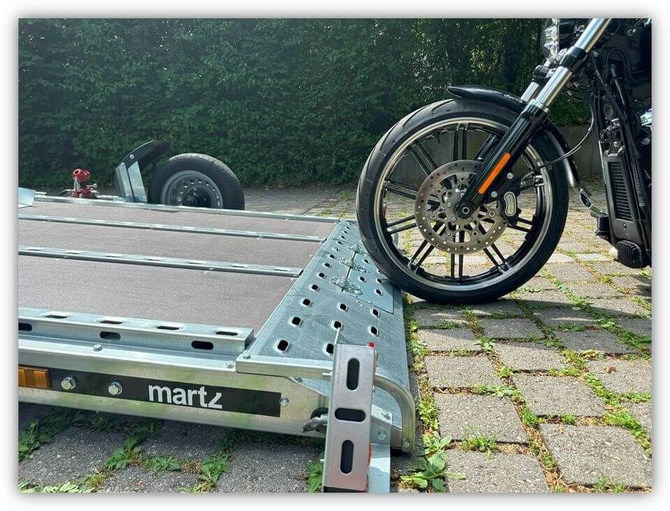 ★ Absenkanhänger Motorrad 750 kg 100 km/h online mieten - München in München