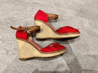 Tommy Hilfiger Keilsandale 37, Keilabsatz rot Bayern - Hebertshausen Vorschau
