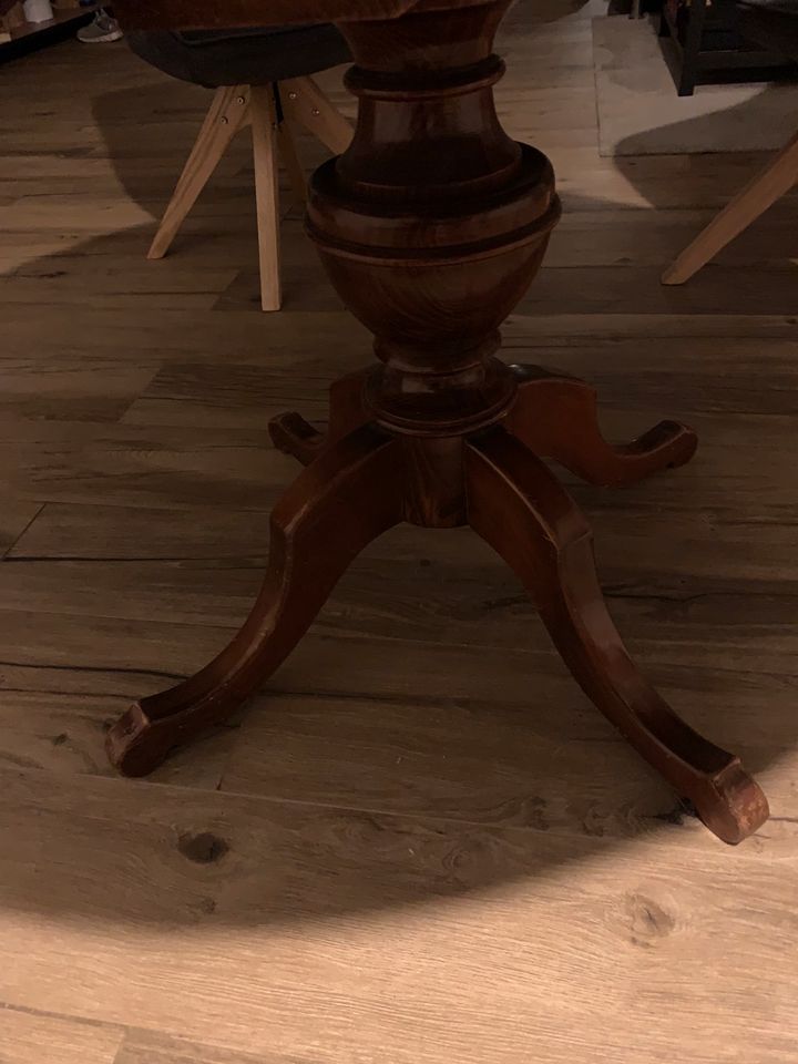 Holztisch, Esstisch Holz rund, Tischbein mittig, antiker Tisch in Ahausen
