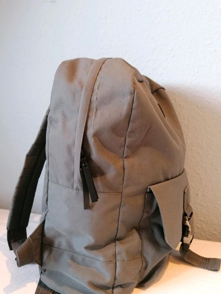 Rucksack grau Tagesrucksack Schulrucksack Tasche Laptopfach in Fronreute