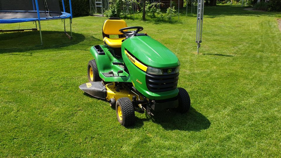 John Deere X300 . Rasentraktor mit Mähwerk . Aufsitzmäher in Baden