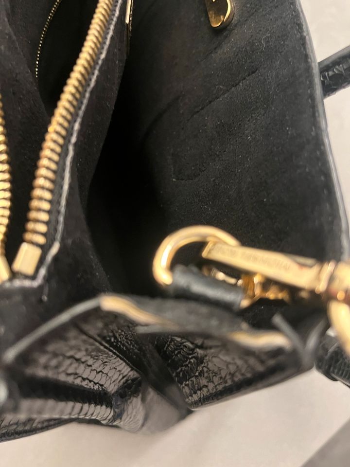 Michael Kors Tasche in schwarz mit gold, Mercer Python Shopper in Brühl