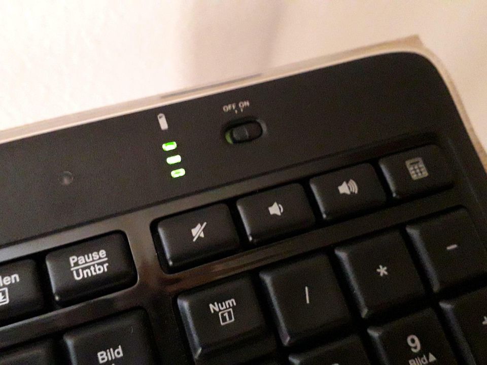 Logitech K800 Tastatur  Kabellos Beleuchtet in Poing