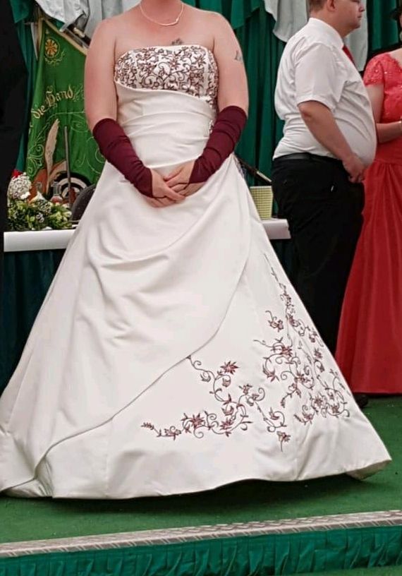 Königin- Hofstaat Kleid weiß mit bordeaux Stickereien Gr.40/42 in Wadersloh