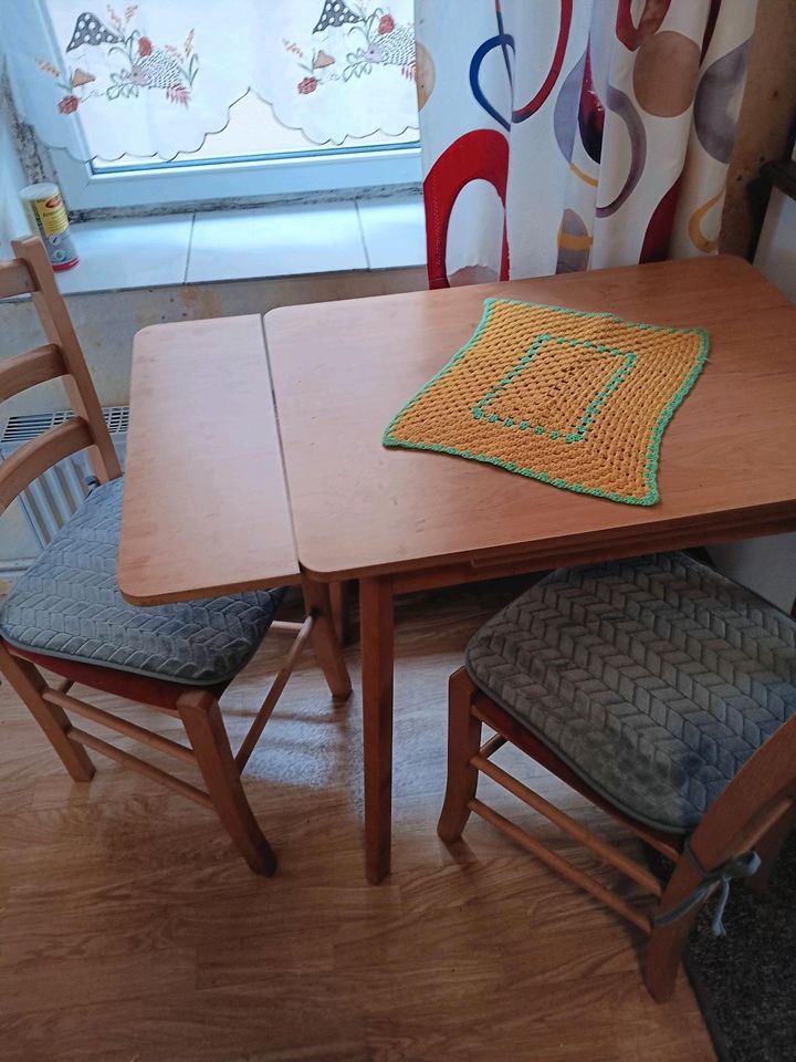 Tisch ausziehbar und 2 Stühle in Ummanz