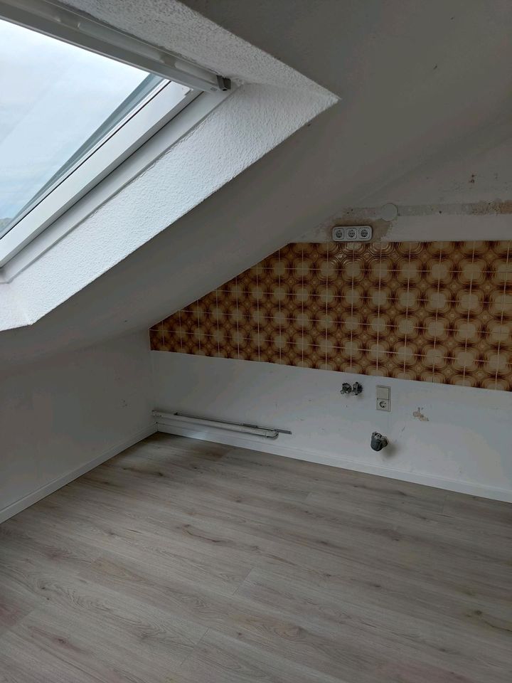 Neu renovierte 97 qm DG-Wohnung in Langgöns Kerngemeinde in Langgöns