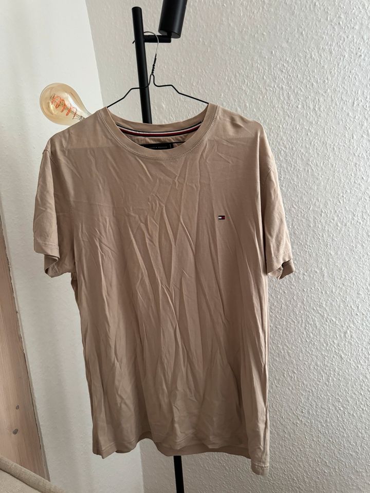 Herren tommy hilfiger t-shirt in beige in Rheinstetten