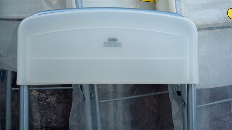 Vier stabile Klappstühle: Sitzfläche Kunststoff /Gestell Metall in Waldbronn