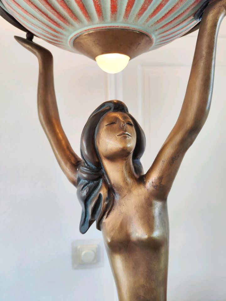 Lampe mit Bronzefigur und Marmor, alt in Zirndorf
