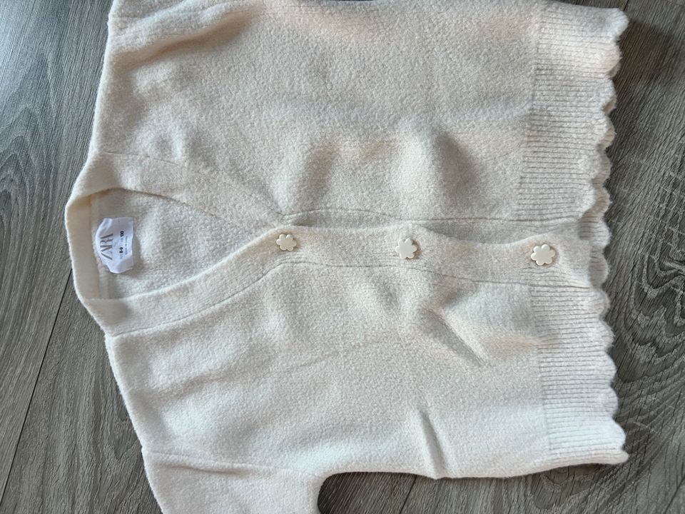 Flauschige Strickjacke 128 Creme Weiß Cardigan Zara Pullover in Cappel