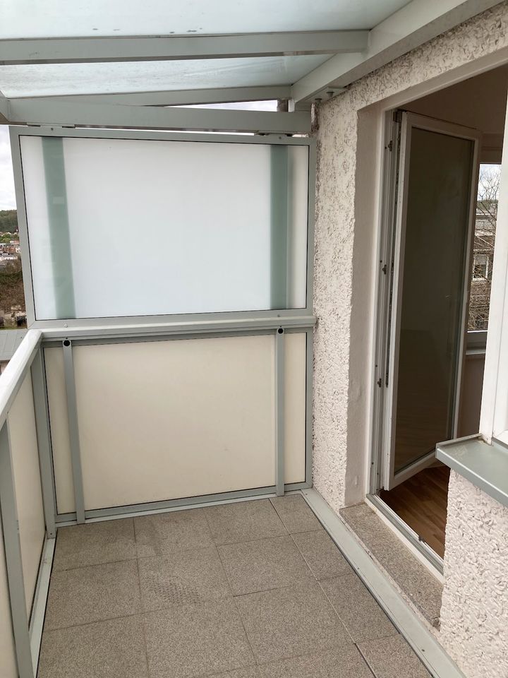 Sie haben Ihr Ziel erreicht! Bezugsfertige 3-Raum-Wohnung mit Badewanne und Balkon in der Mitte. in Gera