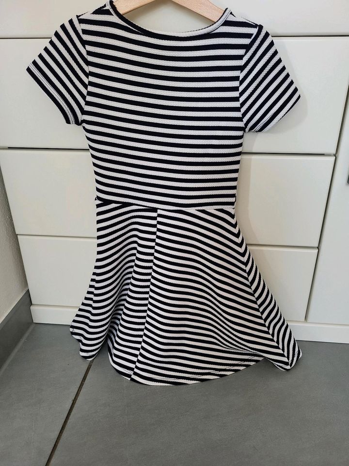 Schönes Kleid Gr. 116/122 in Gablingen