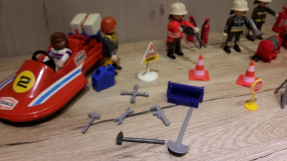 17 Playmobil-Figuren + Boot + viel Zubehör in Mühlacker