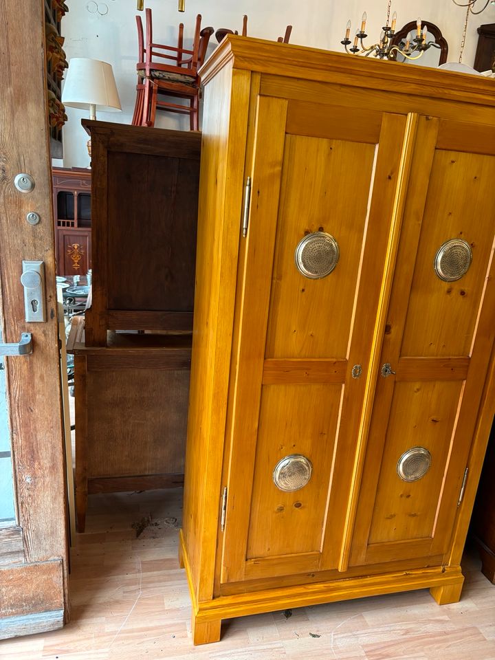 Biedermeier Antik Schrank in Berlin