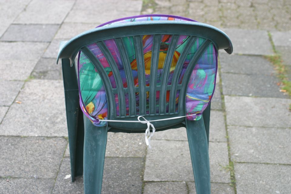 2 Stapel Stühle mit Auflagen - Gartenstuhl Gebraucht - in Ordnung in Bremerhaven