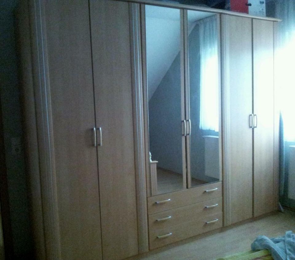 Schlafzimmer Doppelbett + sechs türiger Schrank in Dierdorf