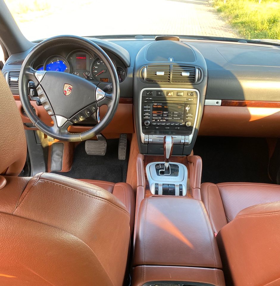 Porsche Cayenne mit wenig KM, TüV 10/25 und GTS Design in Düren