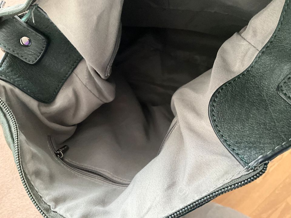 Handtasche /RucksackKunstleder in grün und mit Reißverschlüssen in München