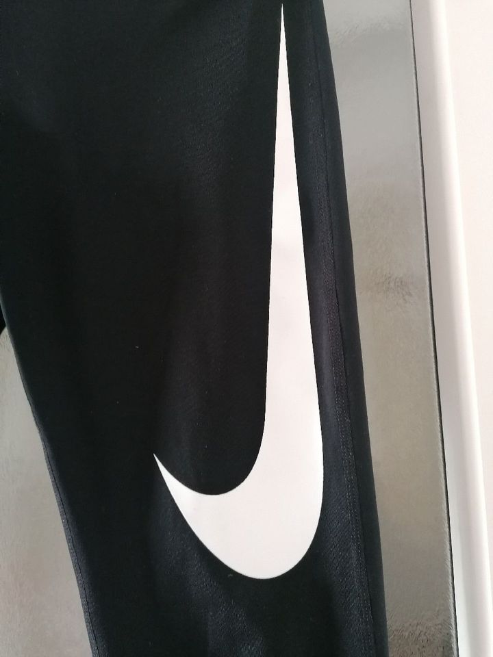 Damen Nike Fit Sport Stretch Leggins in Worms