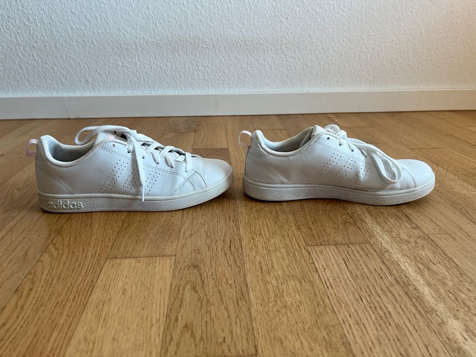 Weiße Sneakers von Adidas Gr.38 in Straelen