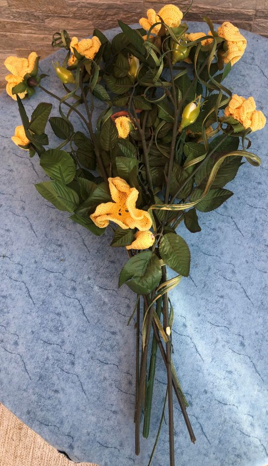 Häkelblumenstrauß, 5 gelbe Rosen, Länge 55cm in Niedere Börde