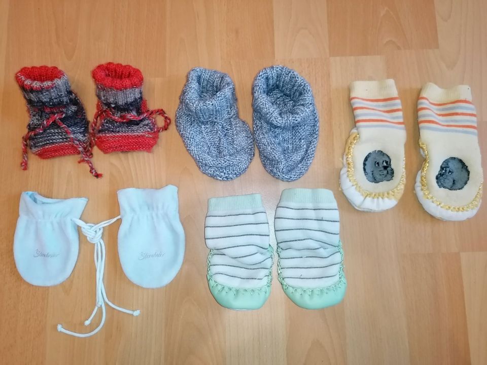 SET 4 Paar Babyschuhe/Socken und 1 Paar Sterntaler Babyhandschuhe in Wollersleben